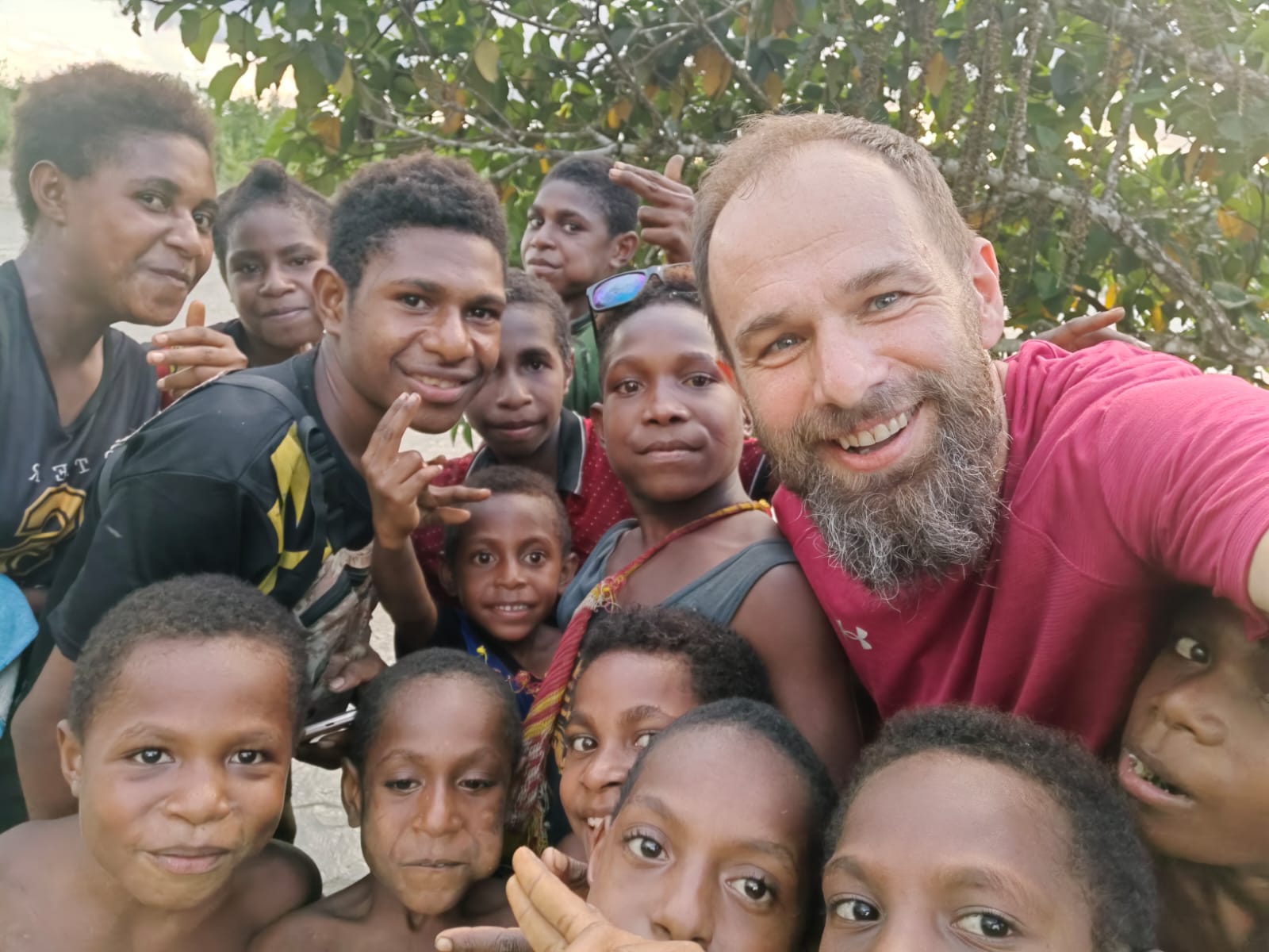 Myśliwi z Okręgu PZŁ Tarnobrzeg pomagają polskiej misji katolickiej w Nowej Gwinei