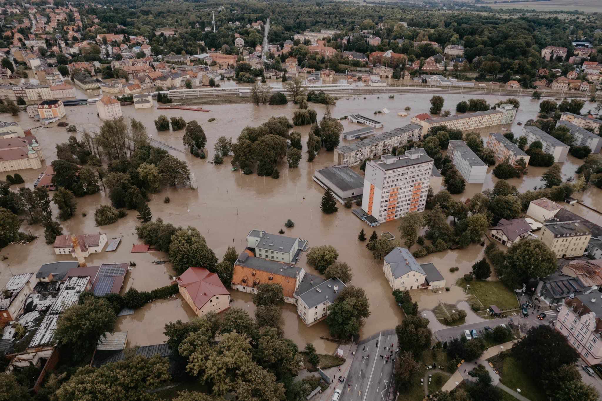 Myśliwi pomagają ludziom, którym woda zabrała wszystko